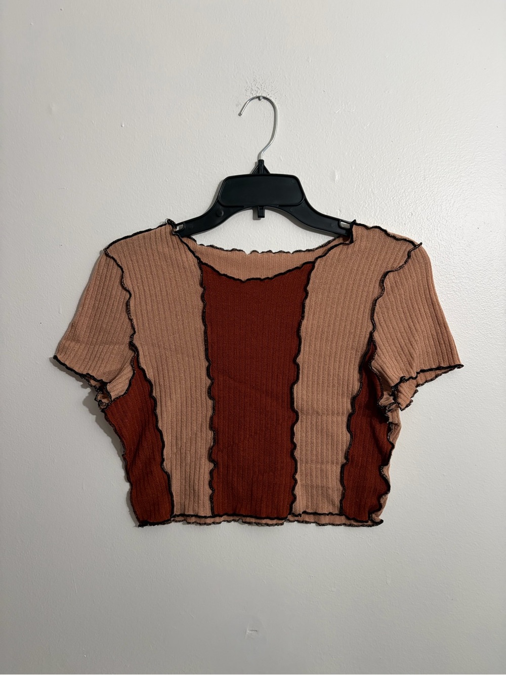 SHEIN Ribbed Colorblock Lettuce-Edge Crop Top in Rust and Beige
